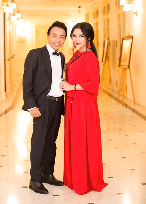 Vợ chồng Việt Hoàn từng vỡ mộng về nhau. "Anh Hoàn luôn coi tôi là bé nhỏ, chưa biết gì cần được dạy dỗ, ra sức bẻ thẳng cái cành mộc xù xì. Còn tôi cưỡng lại, ghìm lại đôi lúc đối phó và nóng nảy. Giai đoạn đó tôi đã mất bình tĩnh rất nhiều, hay khóc, hay tủi thân. Sau này khi vượt qua, tôi mới thấy mình đã trưởng thành mạnh mẽ như thế nào", Hoa Trần chia sẻ trong cuộc phỏng vấn với Vietnamnet. Ảnh: Dân Trí.