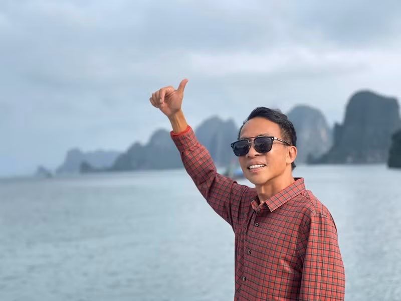 Trước khi thừa nhận ly hôn, Việt Hoàn không chia sẻ hình ảnh Hoa Trần trong 2 năm qua. Ảnh: FBNV.