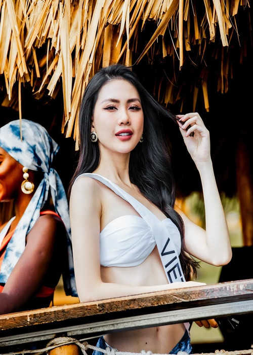 Bùi Quỳnh Hoa luôn nỗ lực để hòa nhập ở cuộc thi. Ảnh: Miss Universe.
