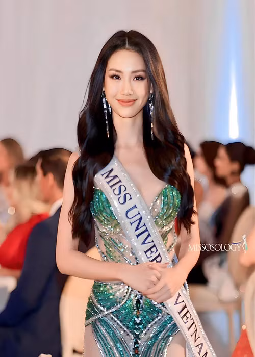 Nàng hậu khéo lựa chọn váy áo, kiểu tóc, trang điểm. Ảnh: Missosology.