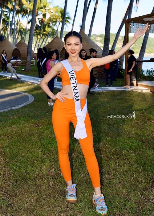 Chia sẻ trên Vietnamnet về phần thi phỏng vấn kín, Bùi Quỳnh Hoa cho biết, cô đã chủ động cười chào trước với ban giám khảo để tạo không khí cởi mở thân thiện. Ảnh: Missosology.