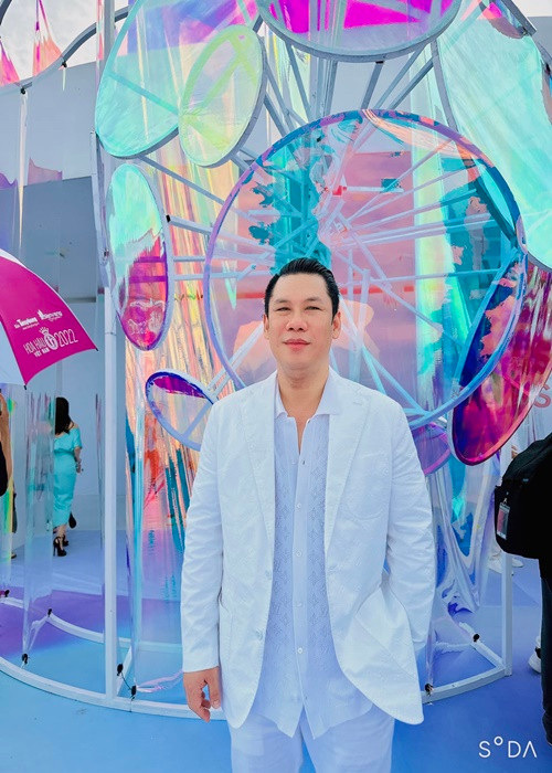 Ông chủ phòng trà thường xuyên tham gia các sự kiện giải trí. Ảnh: FBNV.