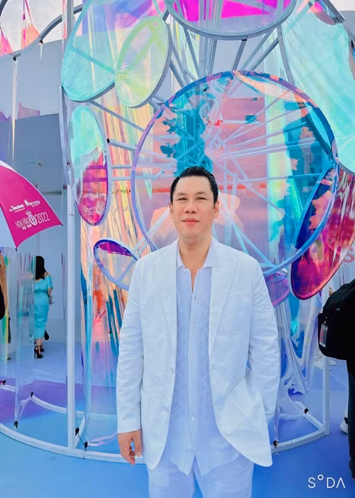 Ông chủ phòng trà thường xuyên tham gia các sự kiện giải trí. Ảnh: FBNV.