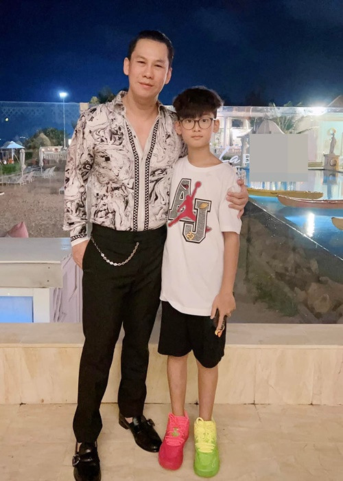 Sau khi ly hôn, Đức Huy sống cùng con trai chung của anh và Lệ Quyên. Khi rảnh rỗi, chồng cũ Lệ Quyên thường đưa con trai đi du lịch, tập chơi golf. Ảnh: FBNV.