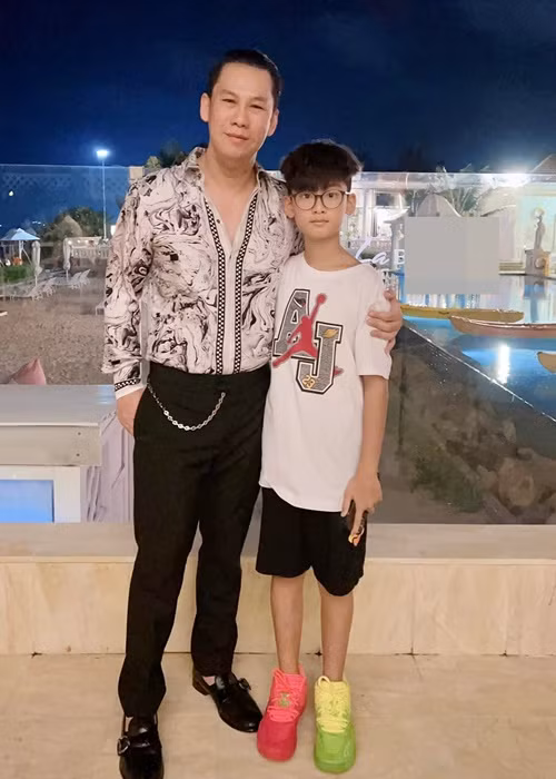 Sau khi ly hôn, Đức Huy sống cùng con trai chung của anh và Lệ Quyên. Khi rảnh rỗi, chồng cũ Lệ Quyên thường đưa con trai đi du lịch, tập chơi golf. Ảnh: FBNV.