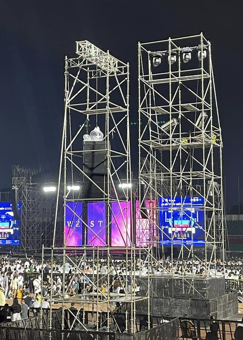 Ban tổ chức hứa khắc phục vấn đề vệ sinh, nhà bạt ở đêm diễn thứ 2 ngày 22/11. Ảnh: Vietnamnet.