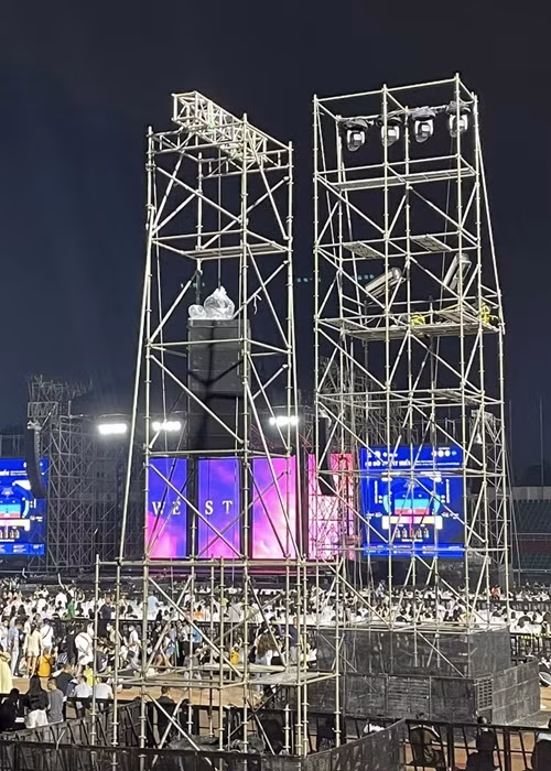 Ban tổ chức hứa khắc phục vấn đề vệ sinh, nhà bạt ở đêm diễn thứ 2 ngày 22/11. Ảnh: Vietnamnet.