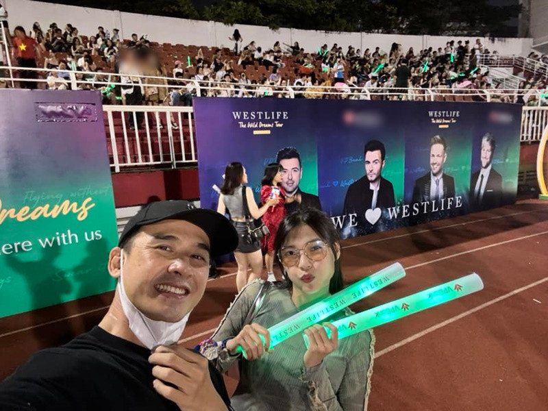 “Chồng thấy bữa giờ làm lụng có vẻ vất vả nên tối nay dẫn cho đi đu idol”, Thúy Diễm cho hay. Ảnh: FBNV.