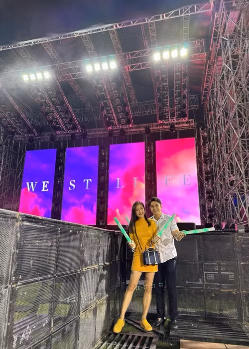 Vân Trang và ông xã "trốn" ba con gái đi xem đêm nhạc. Ảnh: FBNV.