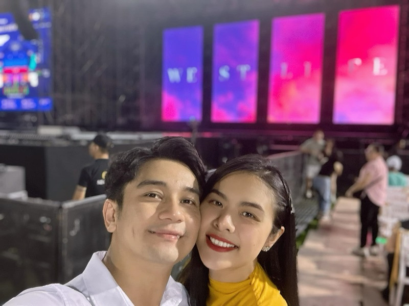 Vợ chồng Vân Trang tình tứ dưới hàng ghế khán giả. Ảnh: FBNV.