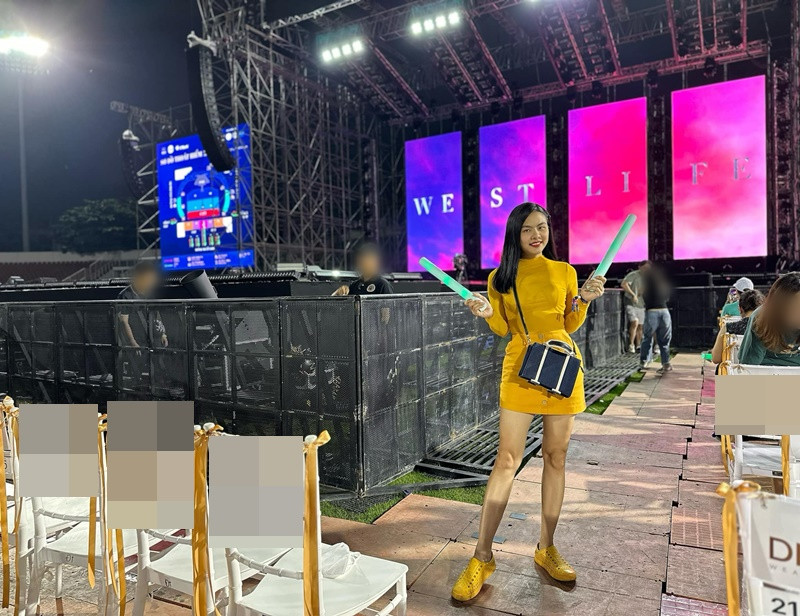 Vợ chồng Vân Trang nhiệt tình “đu idol” đêm nhạc Westlife Vo chong Van Trang nhiet tinh “du idol” dem nhac Westlife