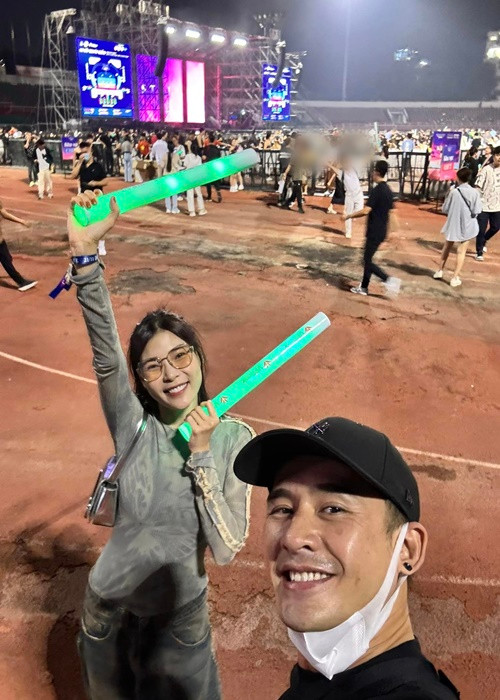 Nữ diễn viên sánh đôi cùng ông xã Lương Thế Thành. Ảnh: FBNV.