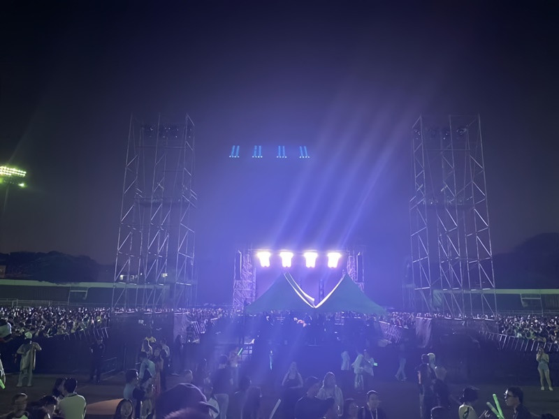 Đại diện ban tổ chức cho biết, họ đã đưa một số khán giả ngồi rìa khu VIP, khu CAT 5 đến các vị trí còn trống có tầm nhìn tốt hơn. Theo người đại diện, khu khán đài C và D không mở bán vé nên chưa được làm vệ sinh. Tuy nhiên, một số khán giả tự ý di chuyển sang các khu này. Về vấn đề nhà bạt, đội ngũ sản xuất phía nhóm nhạc dựng lên vì sợ mưa làm hỏng các thiết bị điện tử. Ảnh: Vietnamnet.