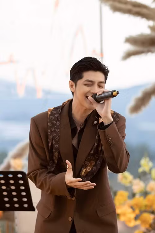 Mới đây, Noo Phước Thịnh bị nhạc sĩ Đỗ Hiếu cấm hát 8 ca khúc hit do hết hạn độc quyền. Theo Tiền Phong, phía Noo Phước Thịnh nói vẫn chưa có ý định sử dụng 8 ca khúc của Đỗ Hiếu và không tái ký vì một số lý do. Nam ca sĩ cũng khẳng định không hát chùa vì đã trả tác quyền cho nhạc sĩ thông qua Trung tâm Bảo vệ Quyền tác giả âm nhạc Việt Nam mỗi lần biểu diễn. Ảnh: FBNV.