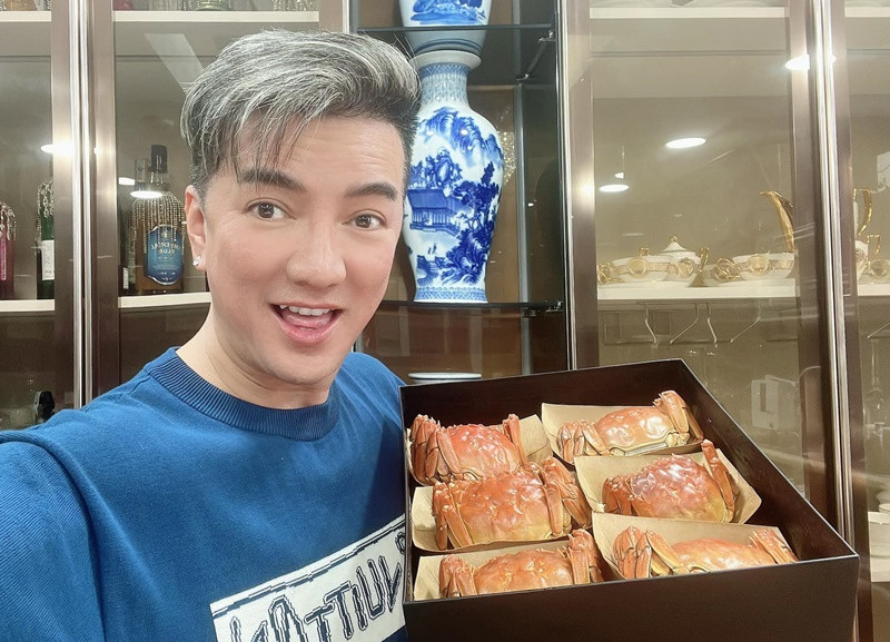 Mr Đàm tập trung bán đồ ăn tiện dụng hàng ngày. Ngoài ra, anh nhanh nhạy bán theo mùa như bánh trung thu hoặc đồ tết.