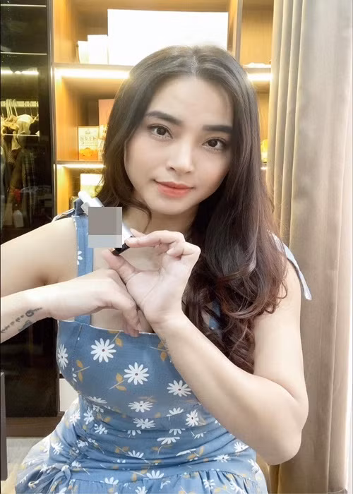 Nữ ca sĩ Hải Băng cũng kiếm tiền “khủng” từ livestream bán hàng. Trong cuộc phỏng vấn với Zing năm 2017, vợ Thành Đạt tiết lộ, thu nhập từ bán hàng qua mạng của cô là 200 triệu đồng mỗi tháng.