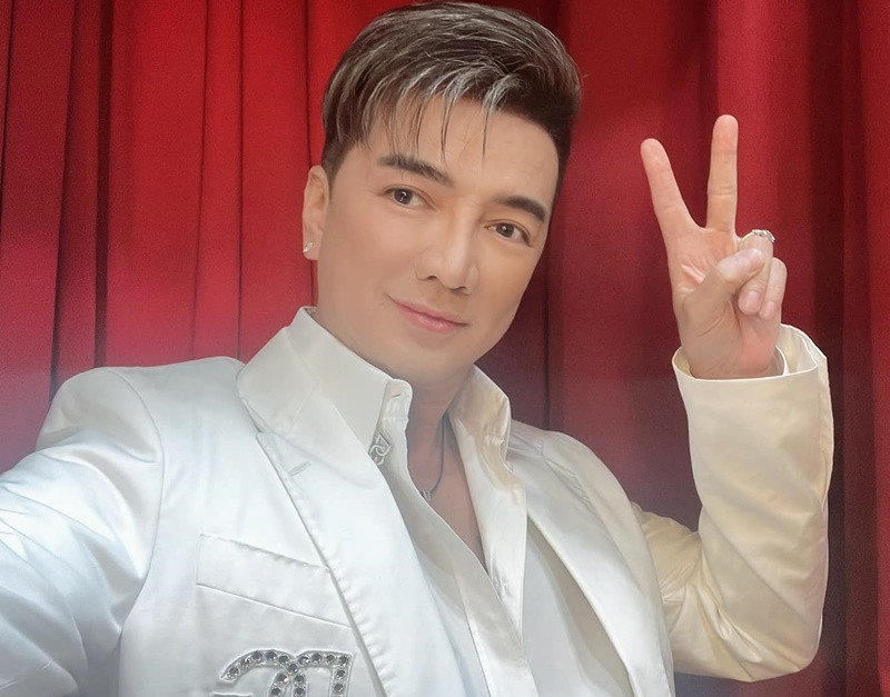 Ngoài đi hát, Đàm Vĩnh Hưng kiếm tiền “khủng” nhờ livestream bán hàng. Trong ngày đầu tiên bán hàng online, anh chốt được 12.000 đơn.