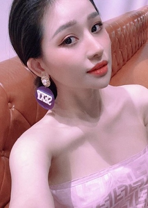 Năm 2021, Quốc Trường chia sẻ lại clip cố nghệ sĩ Hoàng Dũng nói trên phim về hai điều quan trọng của người đàn ông là sự nghiệp và người phụ nữ bên cạnh. Đi kèm clip, nam diễn viên viết: “33 rồi con vẫn thiếu, con nên tự vứt con luôn hả bố. Nhớ bố". Đáng chú ý, hot girl Ivy Lê chia sẻ lại bài đăng của Quốc Trường. Cô còn viết: “Sửa người - chuyển mình. Có ai sinh ra đã hợp và hoàn hảo đâu. Sai ở đâu thì sửa ở đó vì nhau mà sống, hiểu nên trân trọng một mối quan hệ thì sẽ có kết quả thôi phải không?". Ảnh: FBNV.