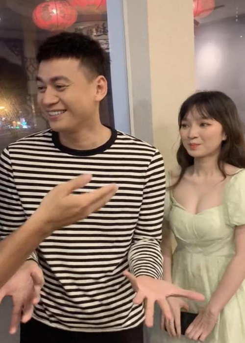 Khi dự sự kiện cùng chồng, vợ Ngọc Thuận ăn mặc điệu đà. Ảnh: Người Đưa Tin.