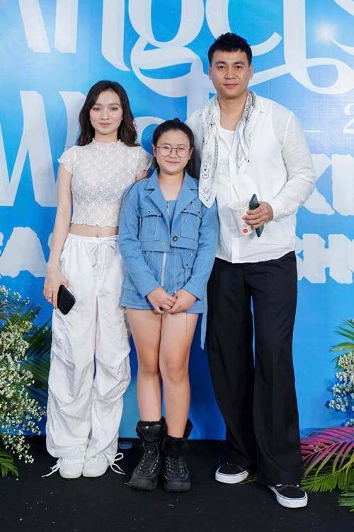 Vợ nam diễn viên Gạo nếp gạo tẻ lần hiếm hoi diện áo croptop khoe vòng eo. Ảnh: FBNV.