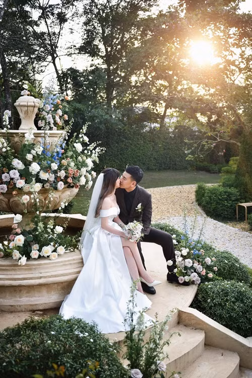 Ngọc Thuận cũng ấn tượng với vợ ngay lần đầu tiên chạm mặt: "Tôi đứng từ xa nhìn vợ, vừa thấy vợ bước vào cửa, tôi đứng khoanh tay và nghĩ: "Có khi nào là vợ mình không? Mà lúc đó là mới gặp và chưa nói chuyện gì hết". Ảnh: FBNV.