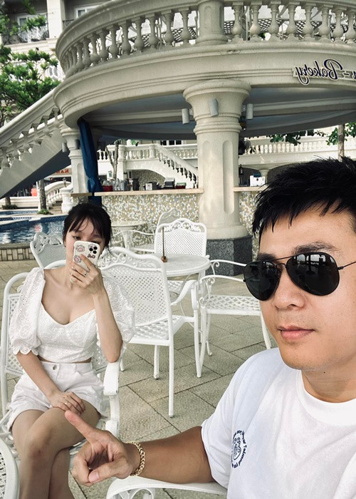 Tháng 9, Bích Ngọc khoe mang bầu con đầu lòng. Để chào đón thêm thành viên mới, Ngọc Thuận xây nhà phố 3 tầng. Ảnh: FBNV.