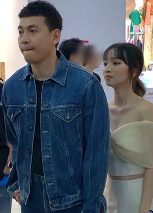 Bích Ngọc khoe vẻ gợi cảm với váy áo trễ vai. Ảnh: Phụ Nữ Việt Nam.