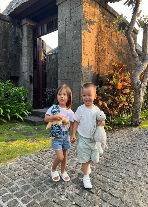 Leon và Lisa chào đời vào tháng 11/2020. Hà Hồ từng chia sẻ chuyện sinh non. Cụ thể, bé Lisa từng phải dùng đến ống thở. Bé Leon còn yếu hơn Lisa. May mắn, chỉ sau 2 ngày, Hà Hồ và Kim Lý có thể gặp con thay vì phải đợi 10 ngày.