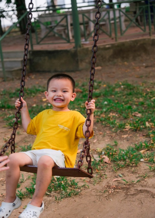 Nếu Lisa thừa hưởng nét đẹp từ Hà Hồ, Leon lại là bản sao của Kim Lý.