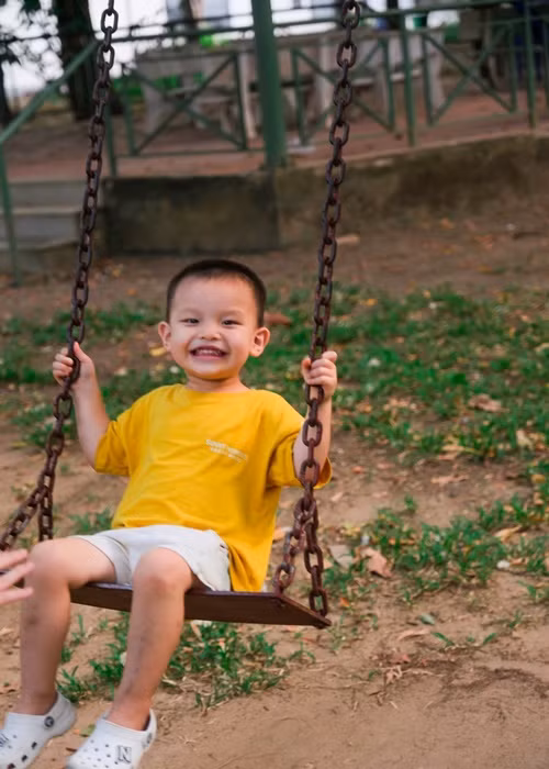 Nếu Lisa thừa hưởng nét đẹp từ Hà Hồ, Leon lại là bản sao của Kim Lý.