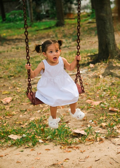 Bé Lisa càng lớn càng đáng yêu.