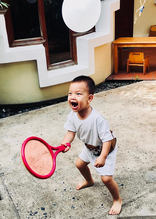 Hồ Ngọc Hà chia sẻ trên Dân Trí, bé Leon rất thích được chú ý và thường xuyên "phá kịch bản" giống hệt mình.