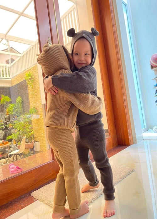 Cặp song sinh yêu thương, quấn quýt nhau không rời.