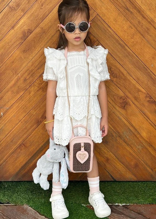 Hồ Ngọc Hà cho ăn con gái ăn mặc điệu đà.