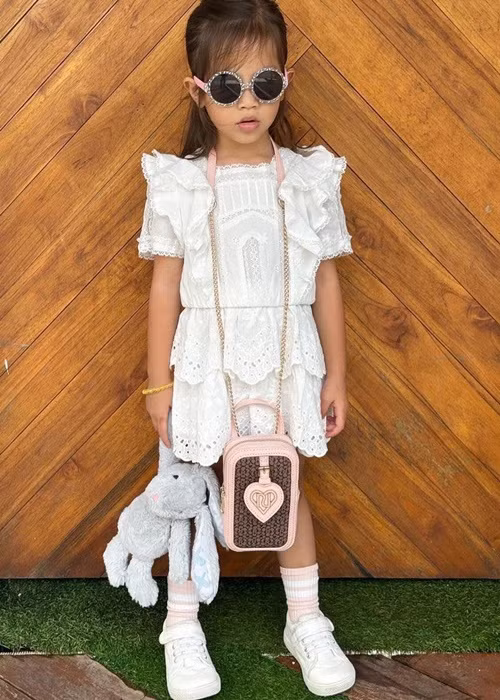 Hồ Ngọc Hà cho ăn con gái ăn mặc điệu đà.