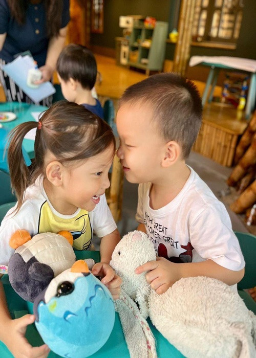 Bé Lisa và Leon được bố mẹ rèn cho tính tự lập từ bé.