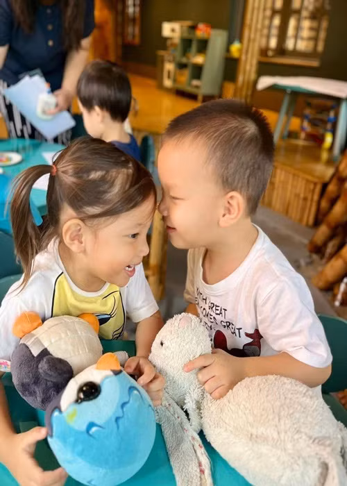 Bé Lisa và Leon được bố mẹ rèn cho tính tự lập từ bé.