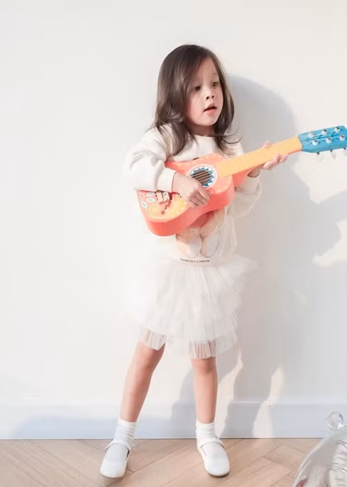 Con gái Hồ Ngọc Hà có mái tóc nâu, làn da hơi ngăm, đôi mắt to.