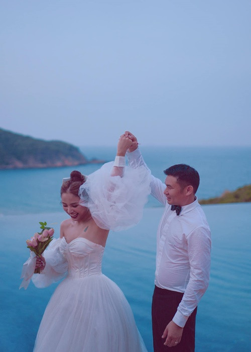 Trước đó, Vân Hugo tung bộ ảnh cưới chụp trong nước.