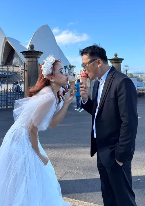 Khoảnh khắc nhí nhảnh của vợ chồng Vân Hugo ở hậu trường chụp ảnh cưới.