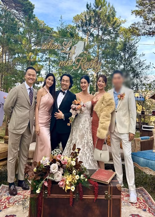 Đôi uyên ương góp mặt trong hôn lễ của Kathy Uyên.