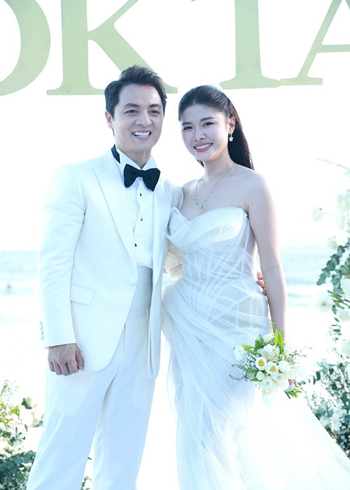 Đăng Khôi và Thủy Anh tổ chức tiệc mừng trên bãi biển. Cặp đôi diện trang phục cô dâu chú rể. Ảnh: Tổ Quốc.