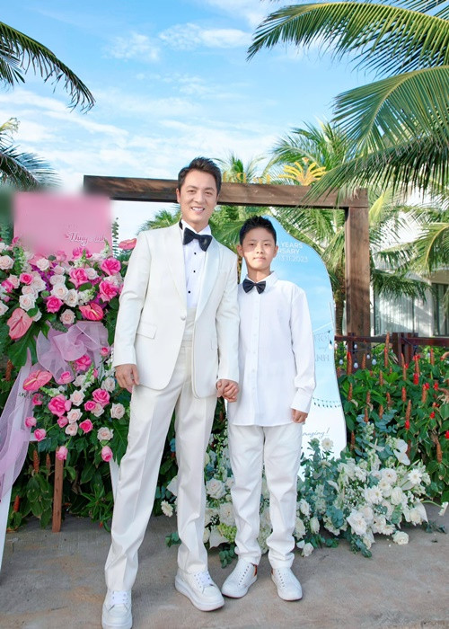 "...Con cũng rất yêu mẹ vì mẹ giống như một người bạn thân, tuy người bạn thân này hơi khó tính nhưng luôn cùng con giải quyết tất cả các việc khó. Mẹ của con đúng là số một. Mỗi ngày với gia đình chúng ta đều là mỗi ngày vui phải không bố mẹ? Ngày hôm nay chúng con chúc mừng bố mẹ nhưng chúng con có một mong muốn nho nhỏ, đó là chúng con muốn bố mẹ có thêm một em bé nữa. Con rất thích được làm anh trai một lần nữa. Con hứa sẽ phụ bố mẹ chăm em thật tốt", hai con trai Đăng Khôi viết. Ảnh: FBNV.