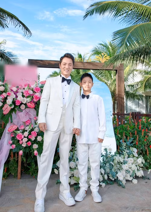 "...Con cũng rất yêu mẹ vì mẹ giống như một người bạn thân, tuy người bạn thân này hơi khó tính nhưng luôn cùng con giải quyết tất cả các việc khó. Mẹ của con đúng là số một. Mỗi ngày với gia đình chúng ta đều là mỗi ngày vui phải không bố mẹ? Ngày hôm nay chúng con chúc mừng bố mẹ nhưng chúng con có một mong muốn nho nhỏ, đó là chúng con muốn bố mẹ có thêm một em bé nữa. Con rất thích được làm anh trai một lần nữa. Con hứa sẽ phụ bố mẹ chăm em thật tốt", hai con trai Đăng Khôi viết. Ảnh: FBNV.