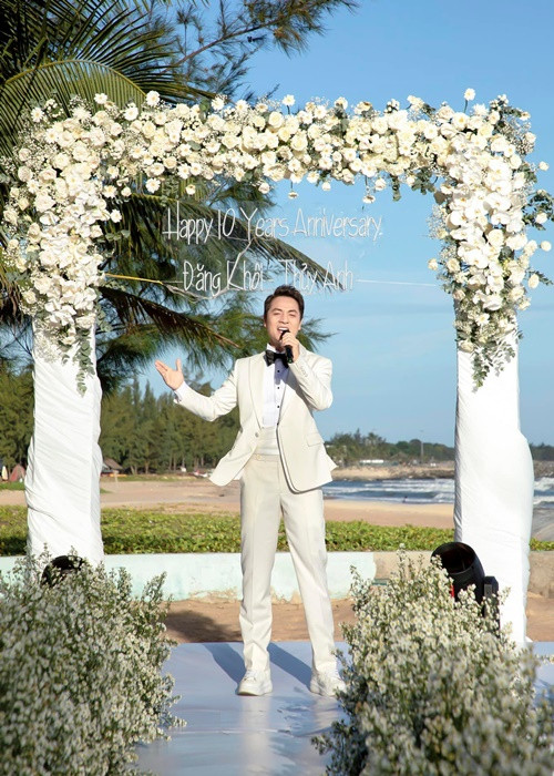 Trong bữa tiệc, Đăng Khôi hát Vì gặp được em. Đây là bài hát anh sáng tác 10 ngày trước. Ảnh: FBNV.