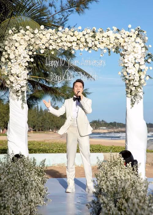 Trong bữa tiệc, Đăng Khôi hát Vì gặp được em. Đây là bài hát anh sáng tác 10 ngày trước. Ảnh: FBNV.