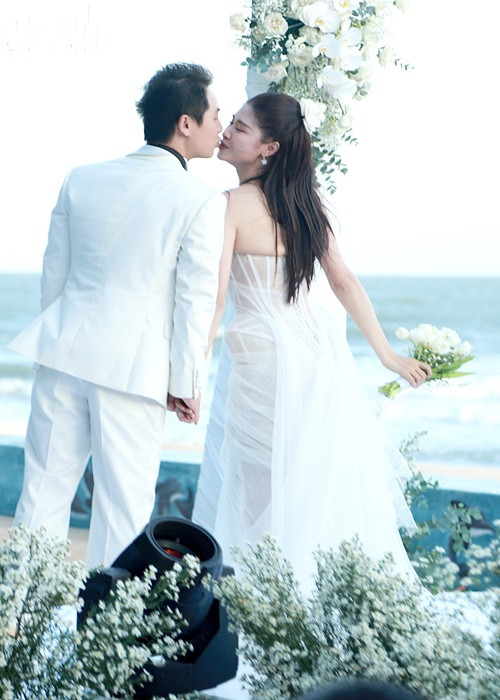 Vợ chồng Đăng Khôi có nhiều khoảnh khắc tình tứ trong bữa tiệc. Ảnh: Tổ Quốc.