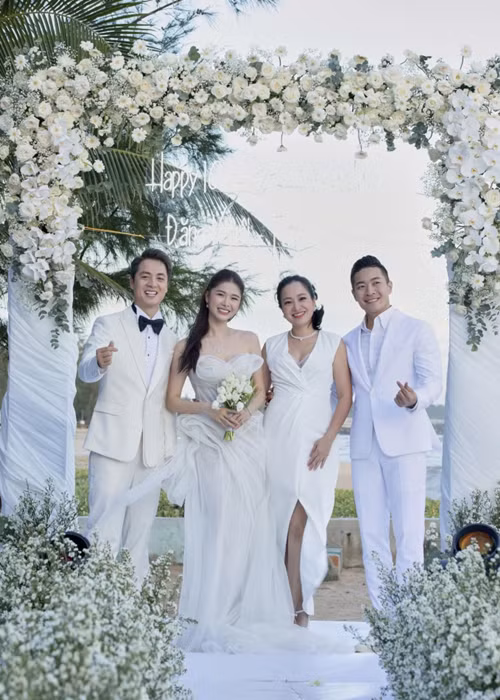 Tiệc mừng có sự góp mặt của các cặp đôi sao Việt như vợ chồng Quốc Cơ - Hồng Phượng. Ảnh: Phụ Nữ Mới.