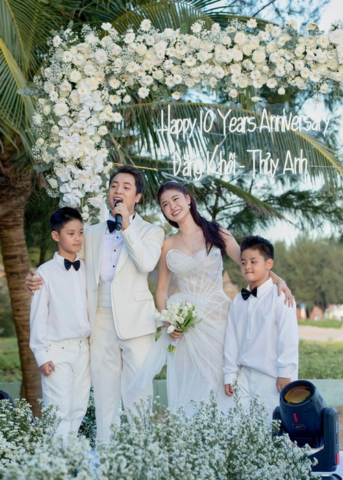 Đăng Khôi chia sẻ, gia đình, vợ và các con là động lực của anh. “Hy sinh bao nhiêu cũng được nhé, chỉ để nhìn thấy các tình yêu mãi như này", nam ca sĩ bày tỏ. Ảnh: FBNV.