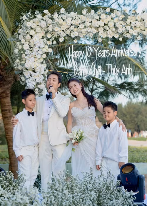 Đăng Khôi chia sẻ, gia đình, vợ và các con là động lực của anh. “Hy sinh bao nhiêu cũng được nhé, chỉ để nhìn thấy các tình yêu mãi như này", nam ca sĩ bày tỏ. Ảnh: FBNV.